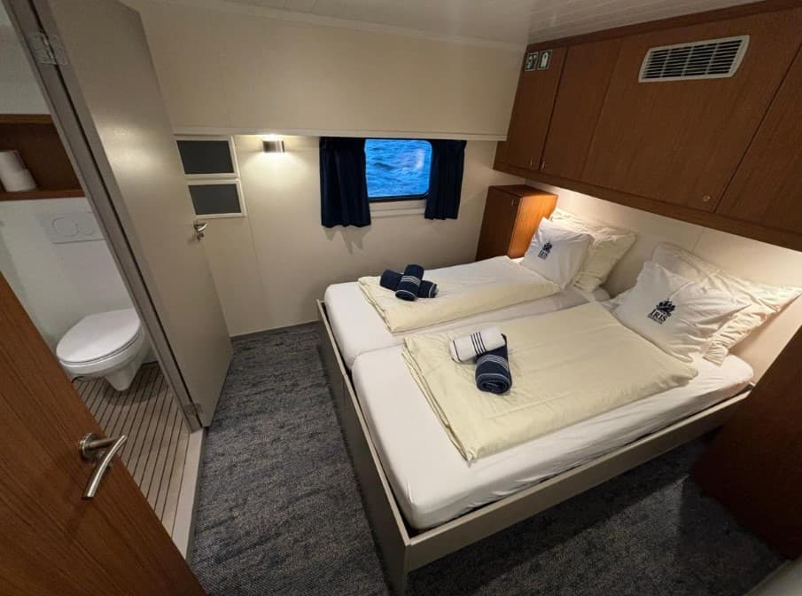 Hotelboat Iris – canal boat hotel in Amsterdam with exceptional 9.5 rating