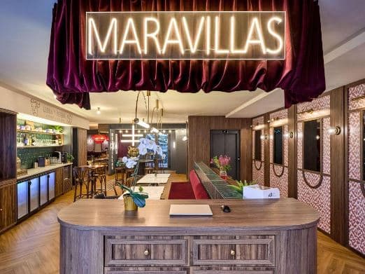 Habitación amplia con cama doble y distribución abierta