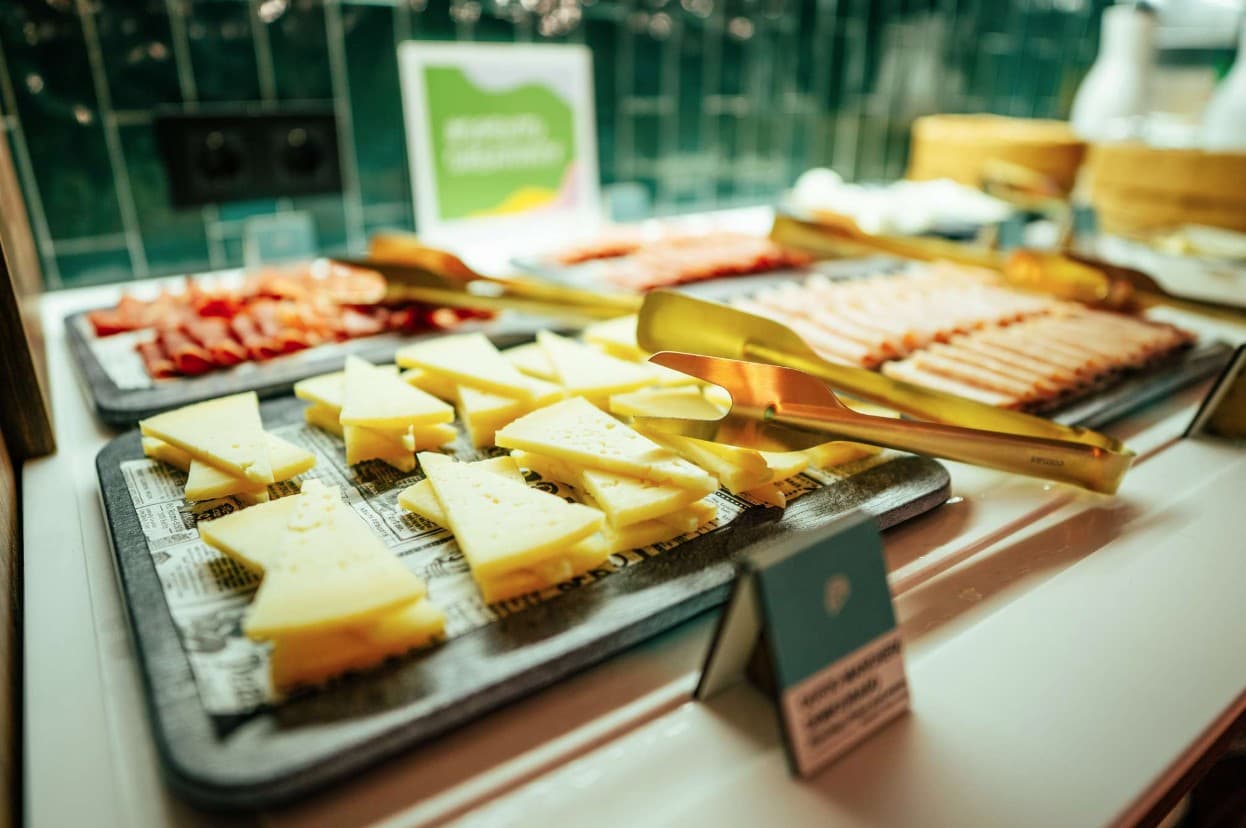 Desayuno servido sobre mesa de mármol en el hotel